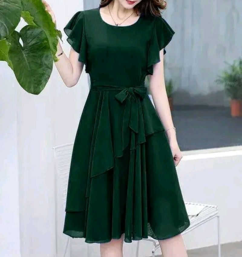 Women Green Solid Knee Length ,Feet And Flare Dres