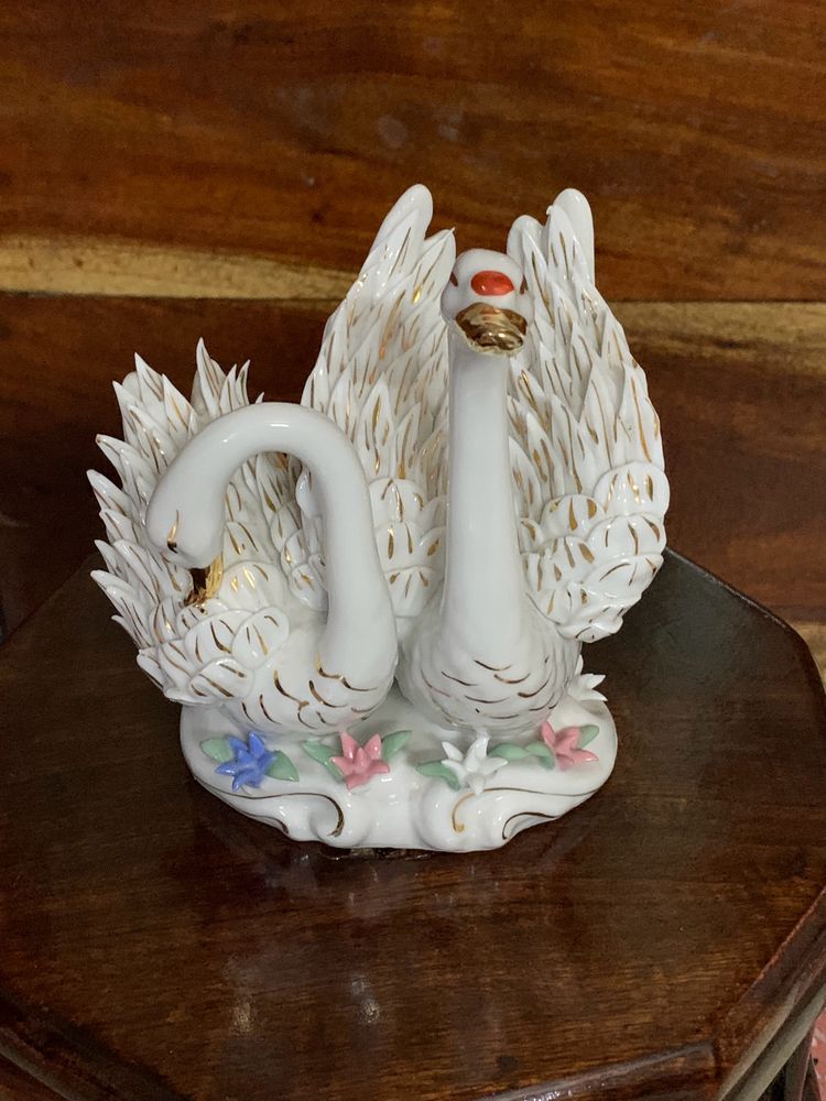 Price Drop!White Swan Couple Showpiece