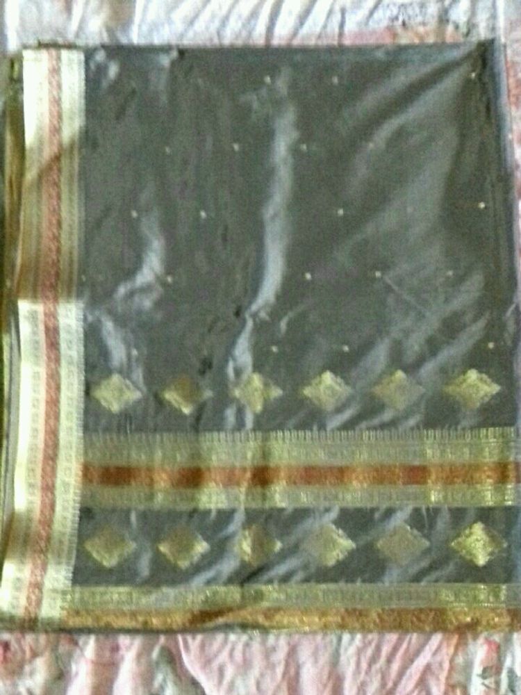 Premium Silk Banarasi Saree. No Blouse.