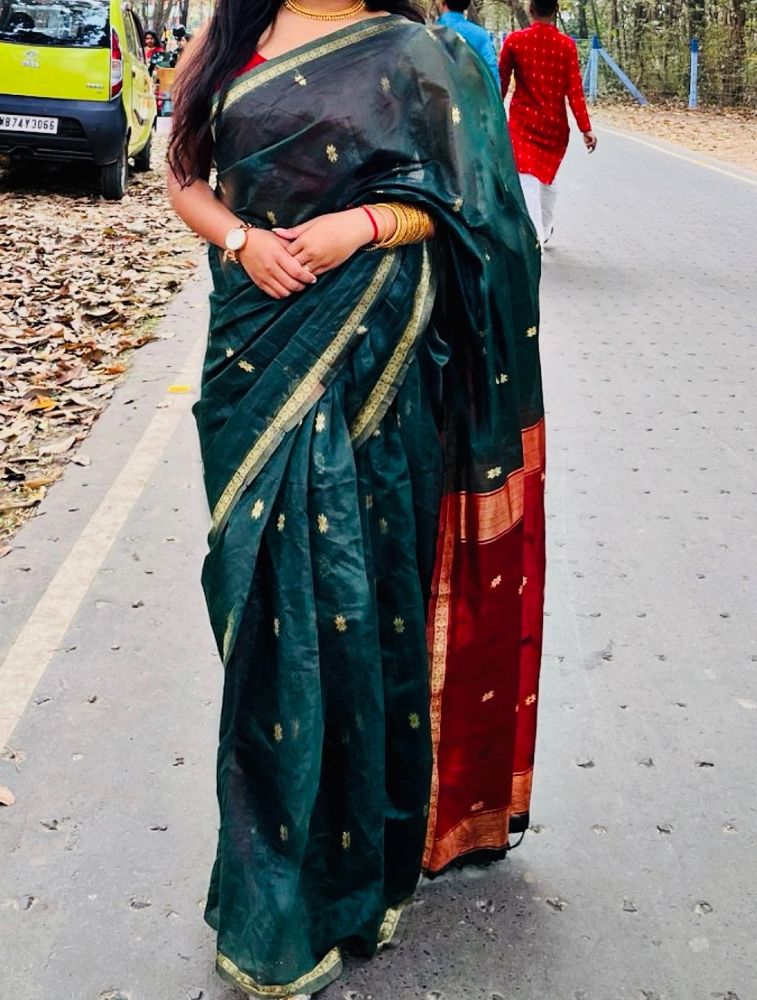 Women Green With Red Contrast Pallu Saree