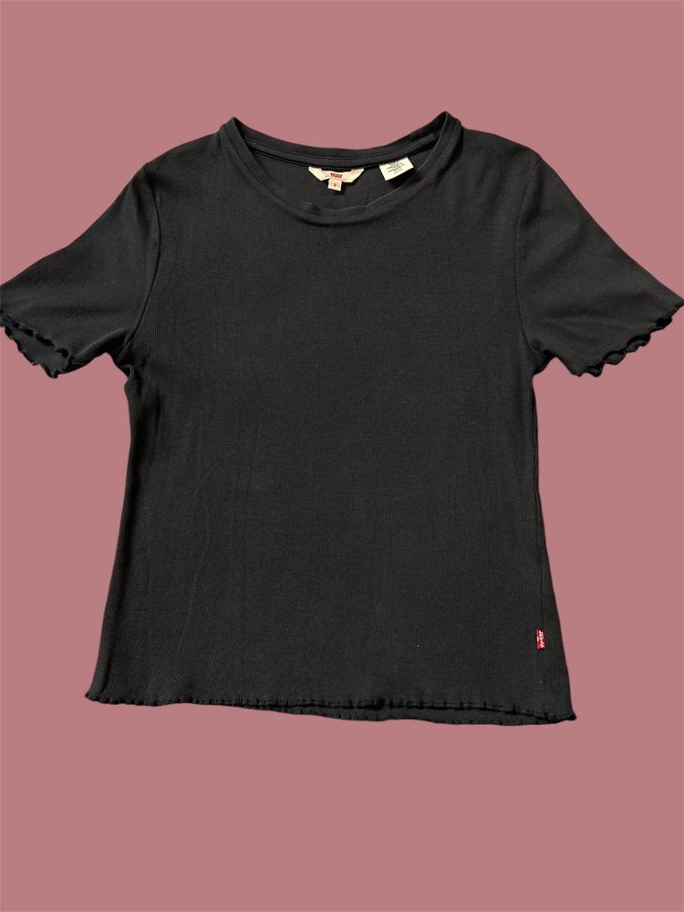 Brand New Levi’s Black Crop Top😍❤️🤩