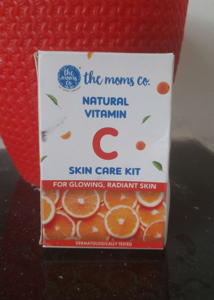 The moms co Natural Vitamin C skin care kit