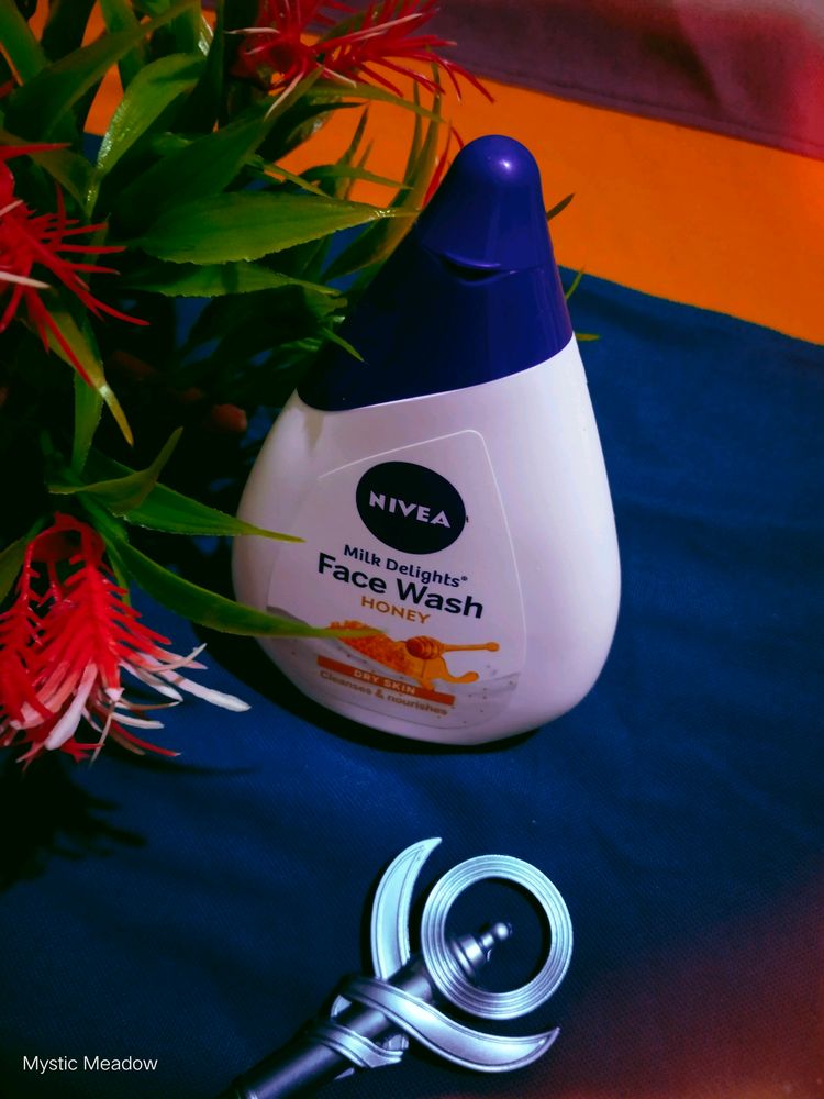 NIVEA Milk Delights Moisturizing Face Wash