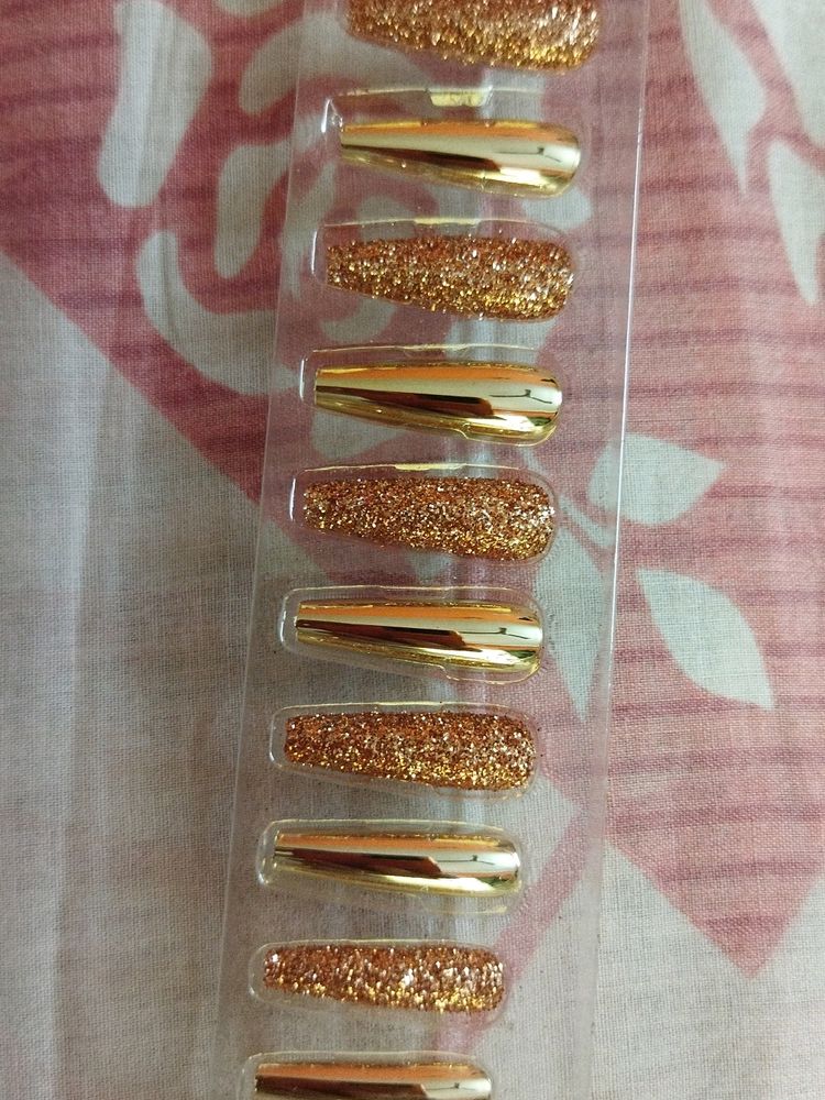 Golden Artificial Nail Art