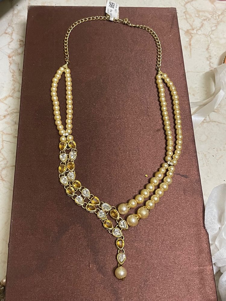 Pearl Set With White And Yellow Stone