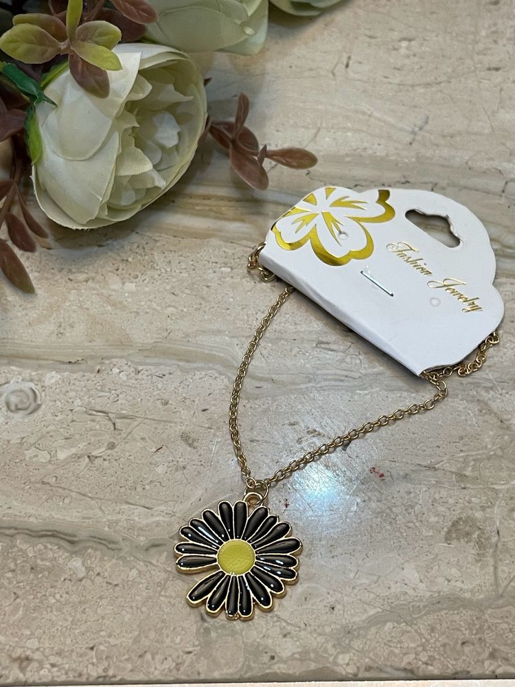 Black Daisy Necklace