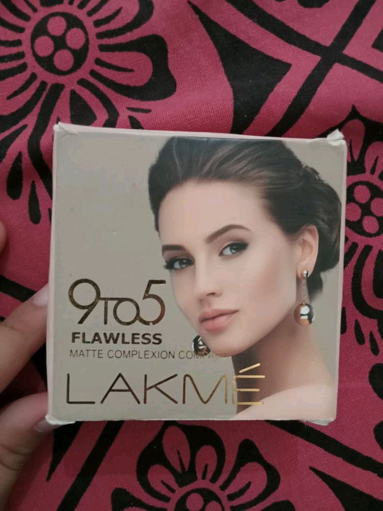 LAKME  9to5  flawless matte complexion compact