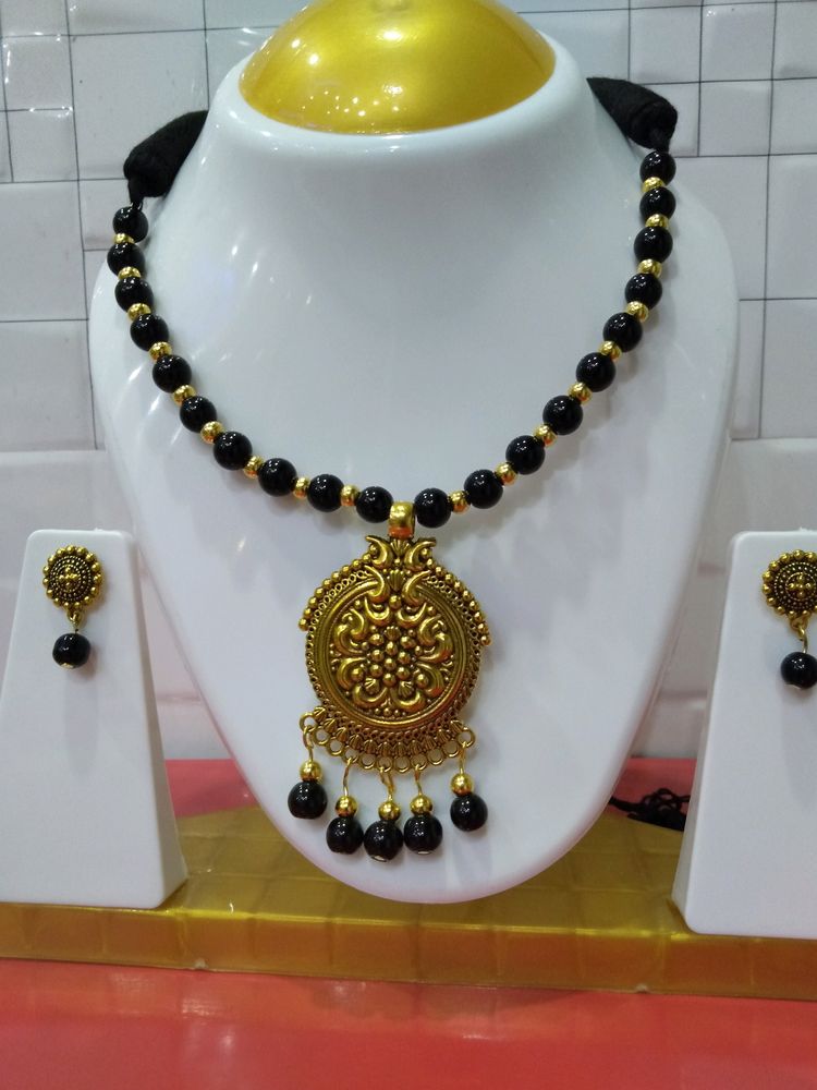 black jewellery set