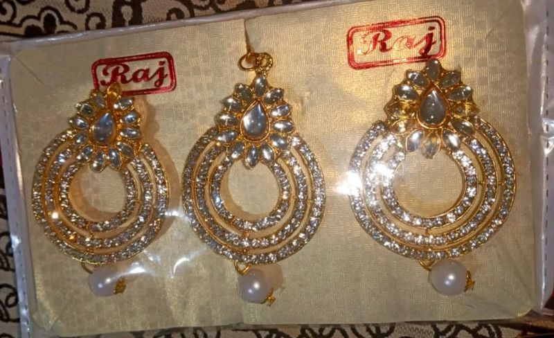 Earings with mangtika