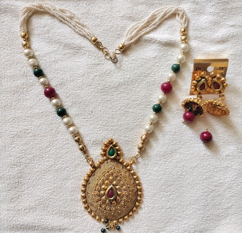 Jewellery Neckpiece With Earrings