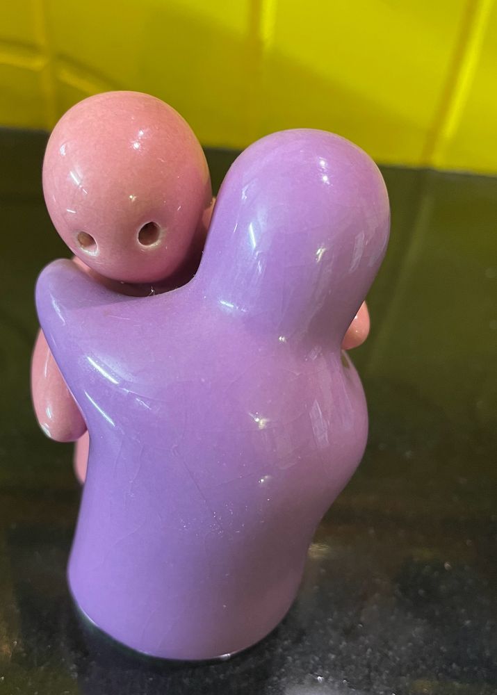 Salt And Pepper Shaker - Hugging Couple