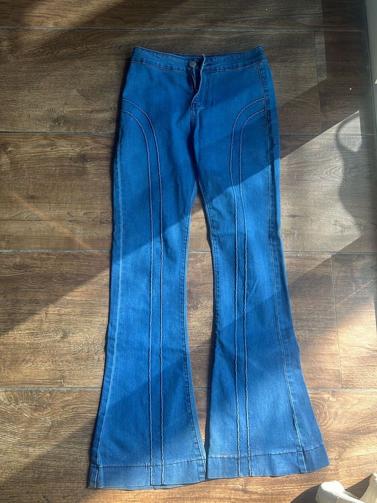 Bootcut Denim 👖 Jeans - Medium