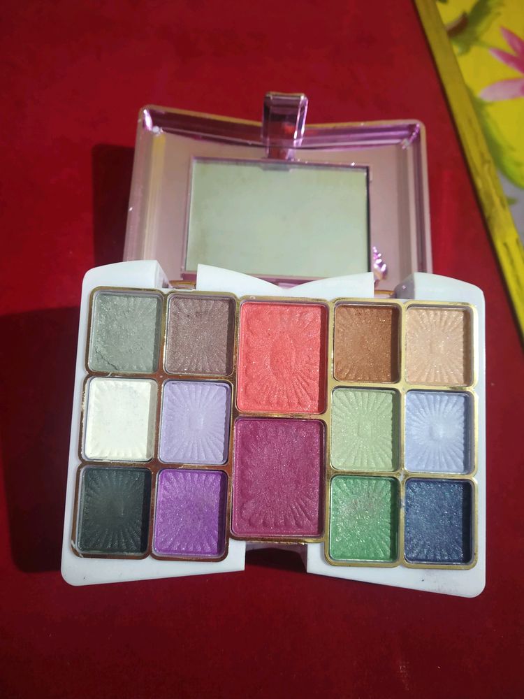 Make-up Kit Eyeshadow / Compact/ Lipsticks