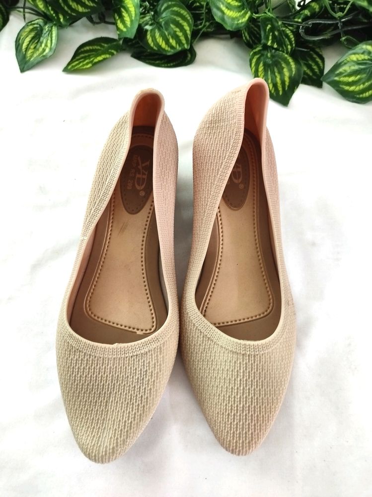 Beige Plastic Pump ( Women)