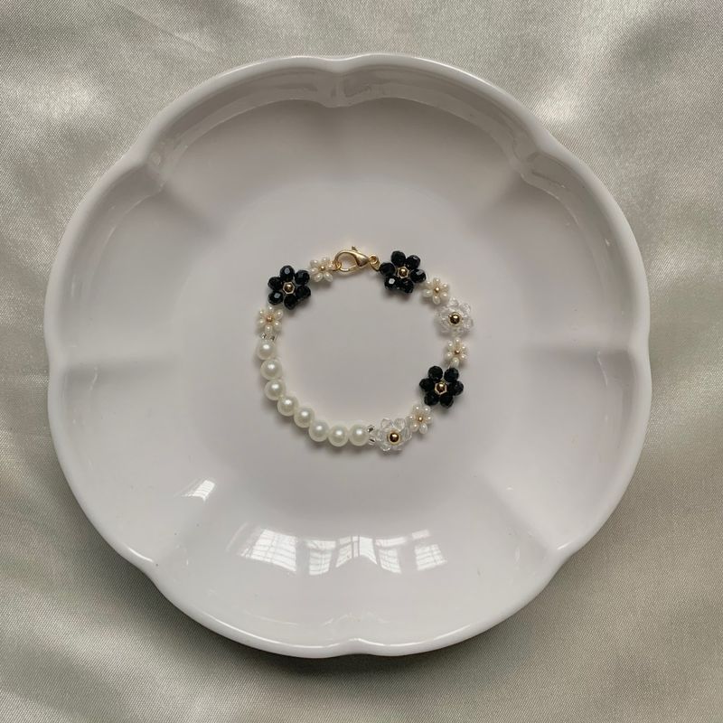 Black And White Daisy Pearl Bracelet