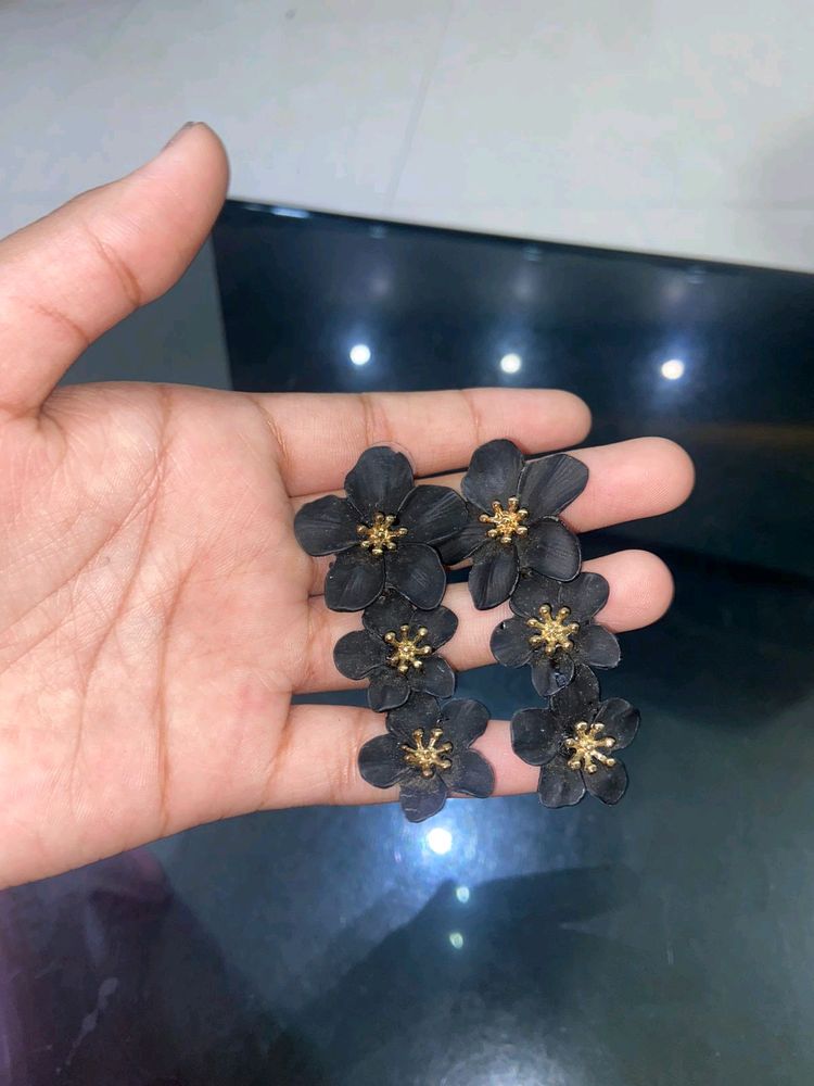 Flower Earrings With Black Colour