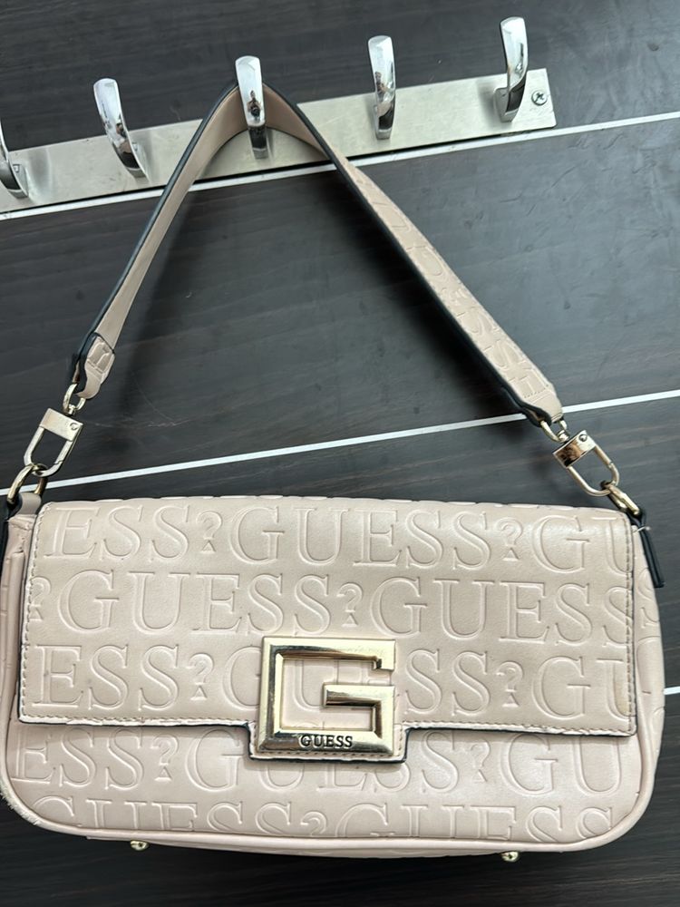 A Very Chique Guess Bag For Daily Use