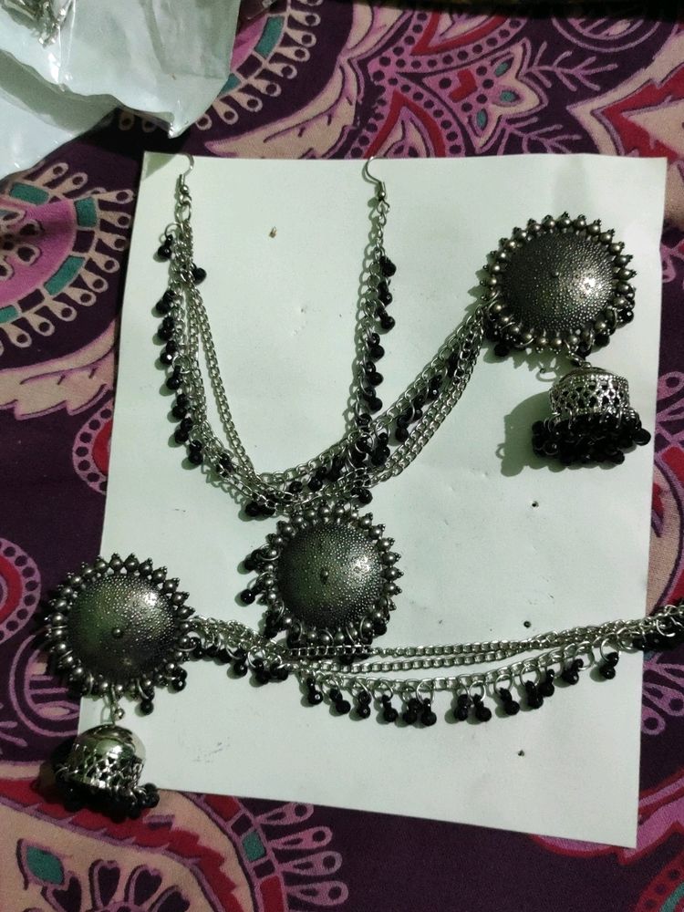 Mangtika And Earring Set