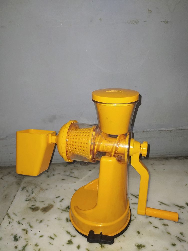 Plastic Yellow Regular Hand Juicer (Yellow)