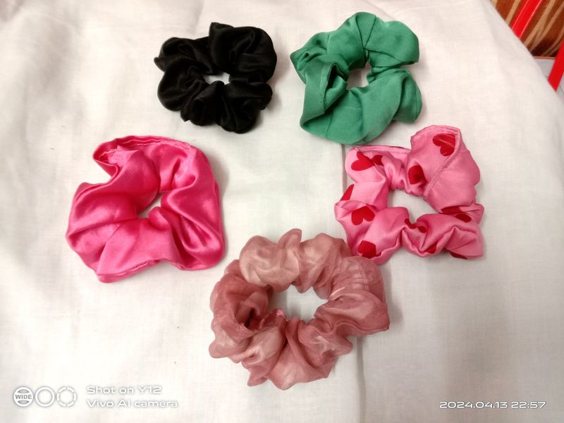 Combo For 5 Cute Scrunchies 🎀