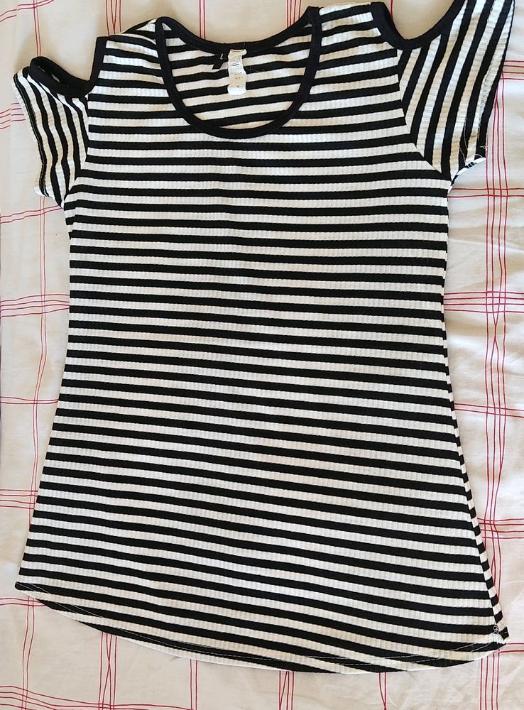 B/W Stripes - Off Shoulder Top