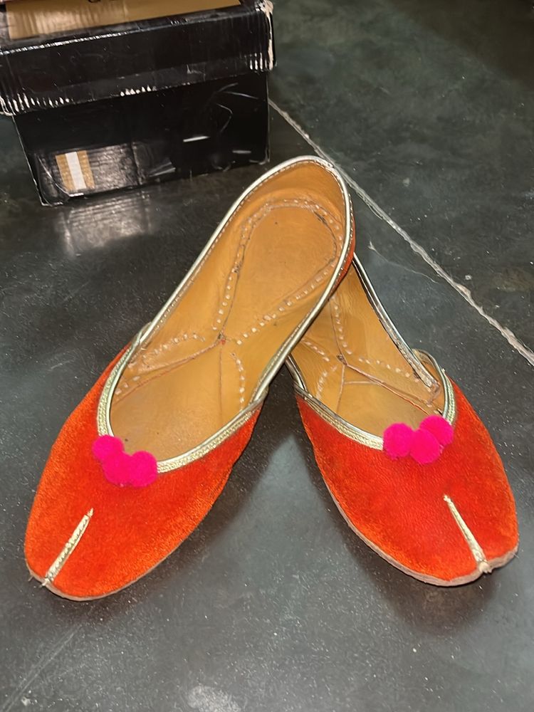 Velvet Orange Jutti