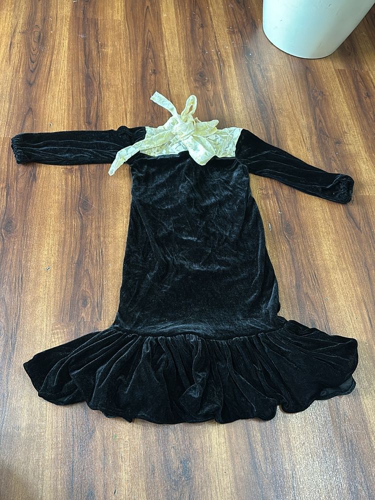 Black velvet dress for 6-8yrs