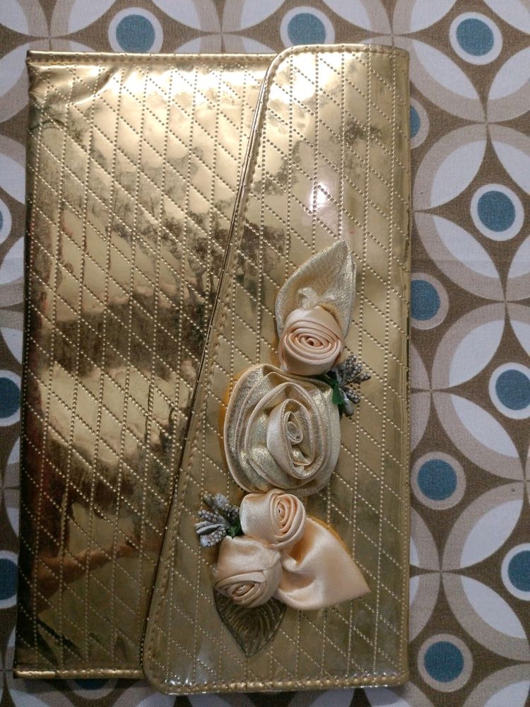 Gold Flower's Clutch With Chain