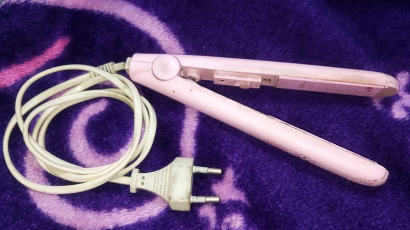 Good Working Condition Hair Straightener