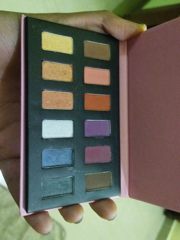 Myglamm 12 Eyeshadow Kit