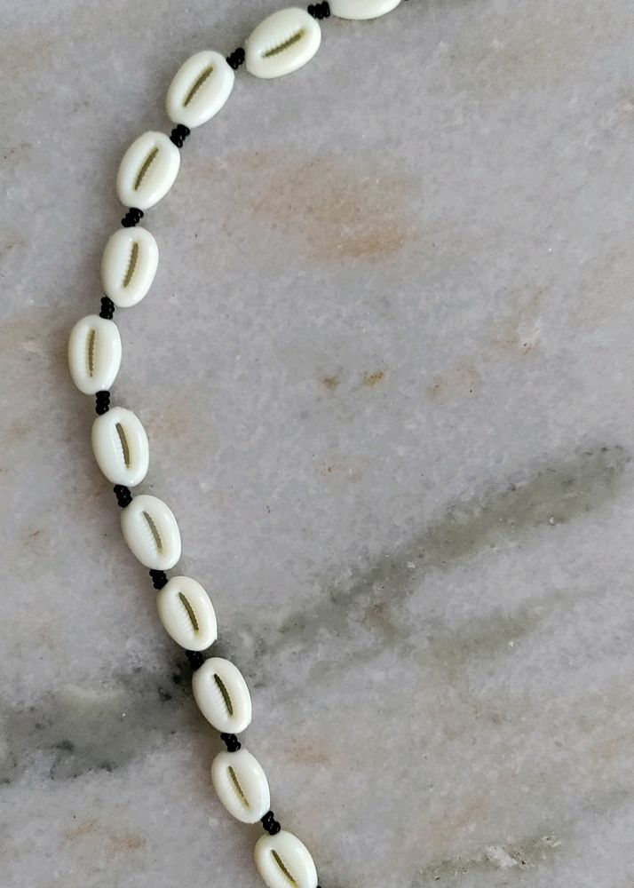 This classy Black And White Anklet 🖤🖤