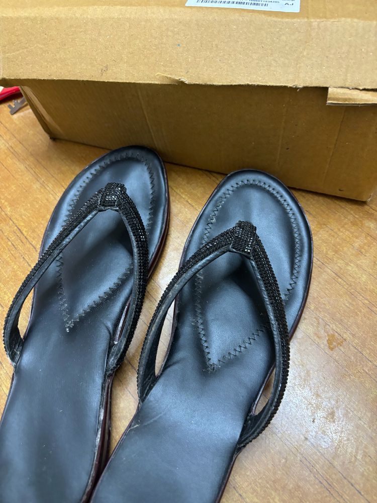 BLACK SHINY CHAPPAL