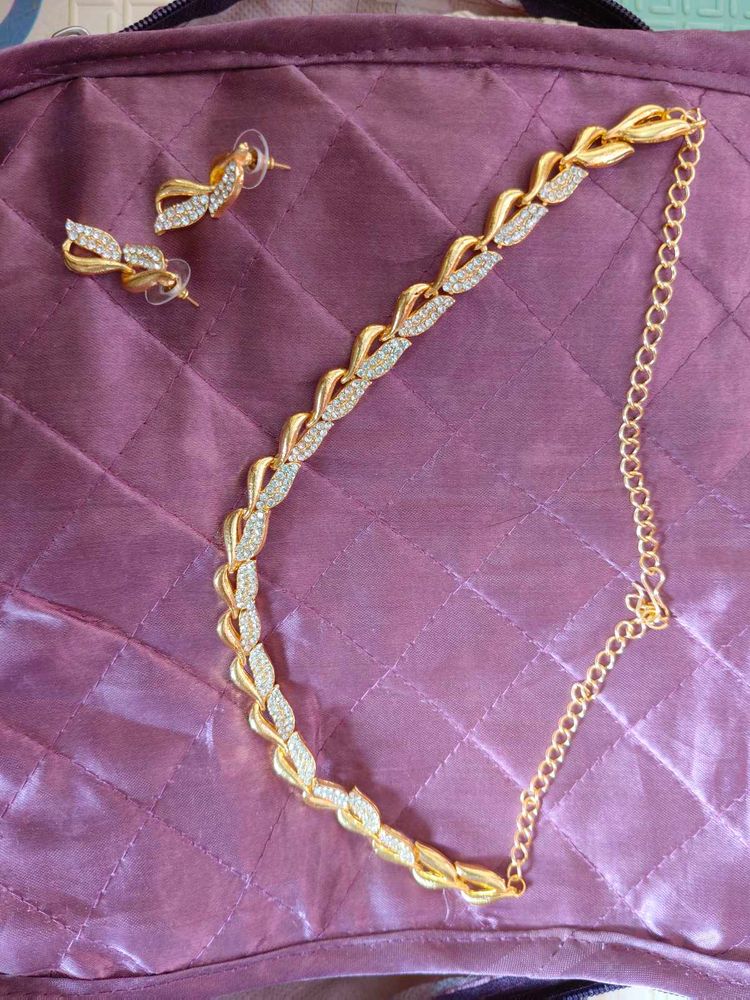 Golden Jewellery Set With Earrings