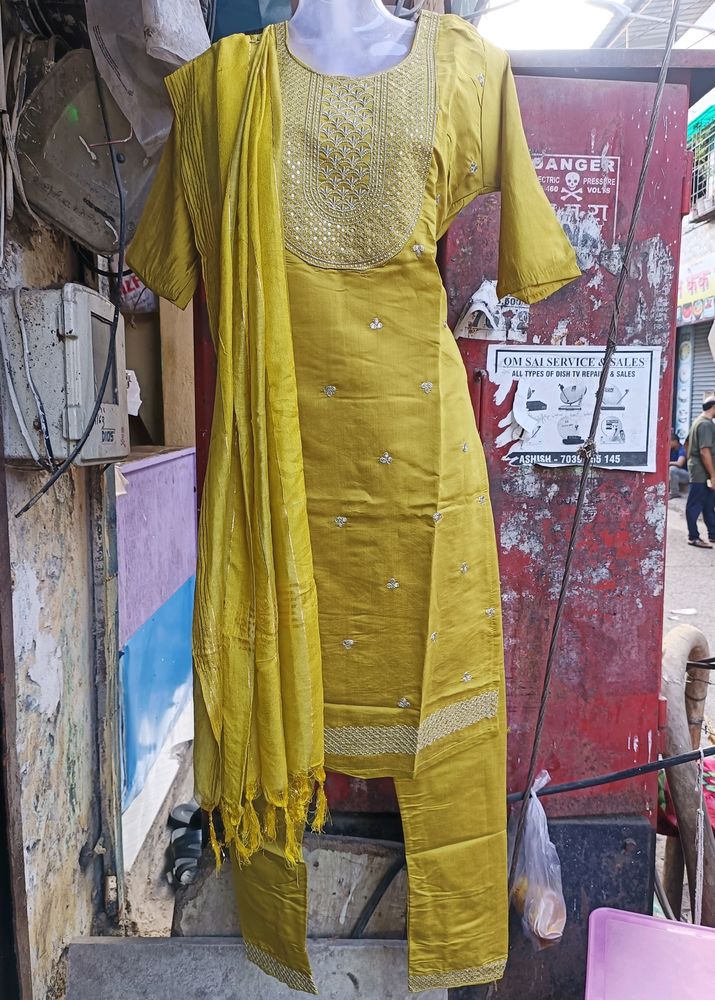 Roman Silk Dupatta Pant Set 💛 With Thread Work