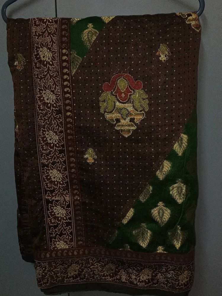 Floral Printed Saree, With Contrast Border.