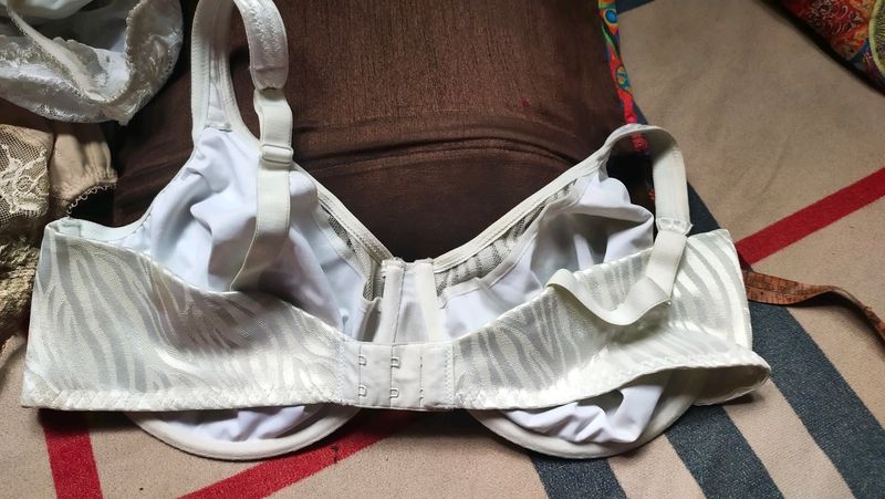 UK 40D 2 Bra Black And White