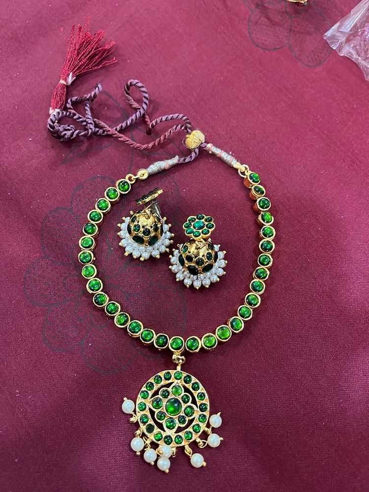 Jewellery Set With Green Stones And Earrings Wit