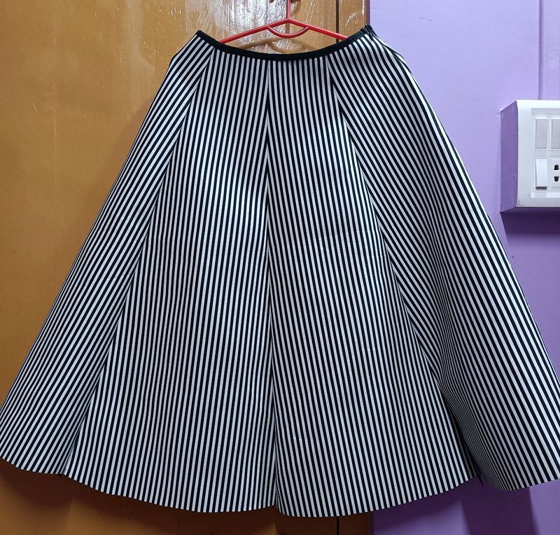 WOMEN BLACK & WHITE FLARED KOREAN SKIRT