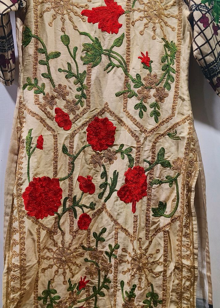 Pakistani Embroidery Kurti With Lays Daman.