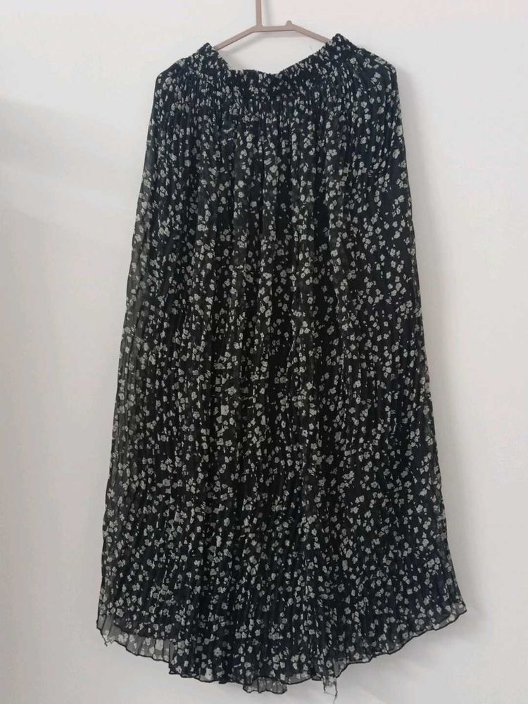 Brand New Beautiful Pleated Long Skirt Black