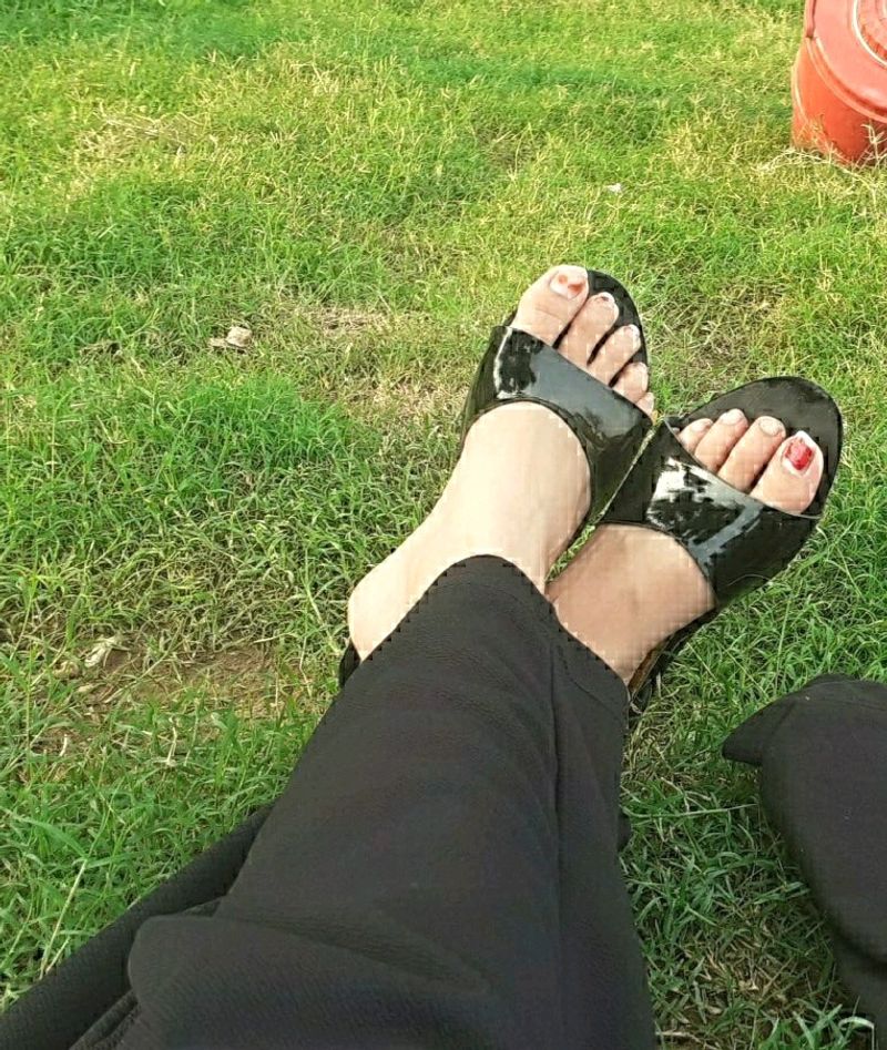 black flat sandles