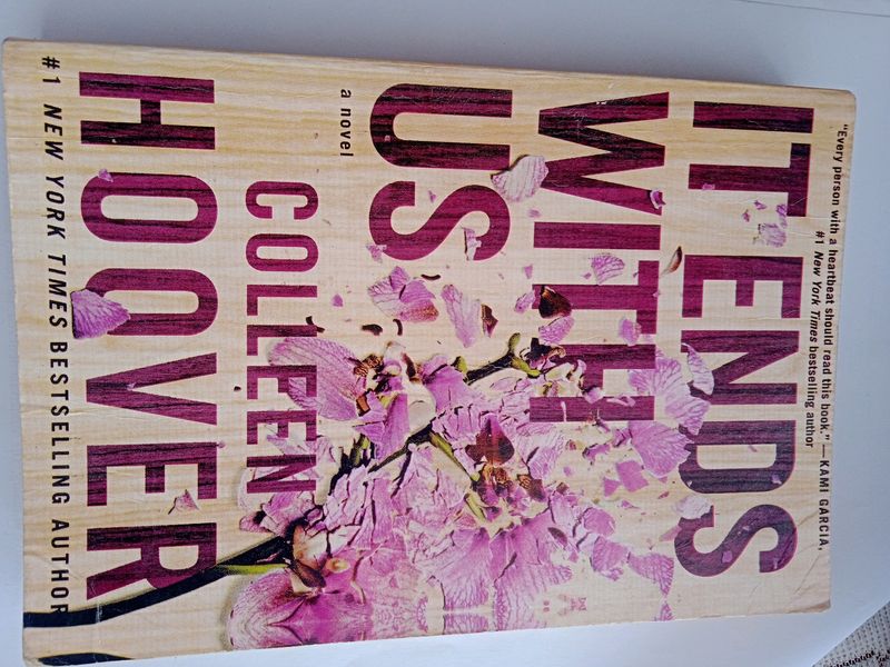 COLLEN HOOVER'S BOOK: IT ENDS WITH US