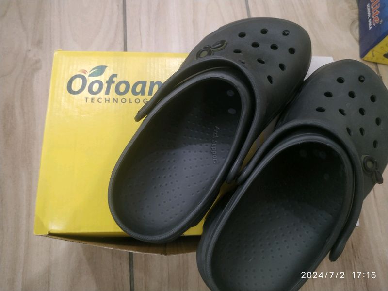 Oofoam Crocs  Size 6