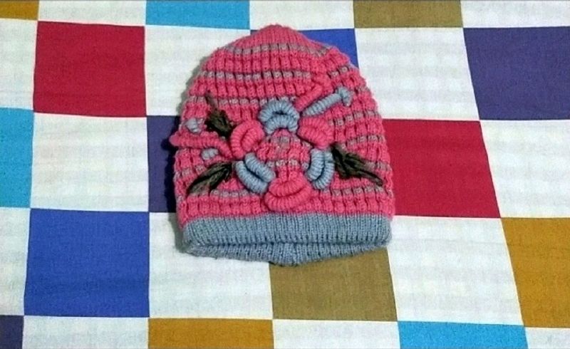 IT IS A WOOLEN WOMEN'S PINK COLOR TOPI.....