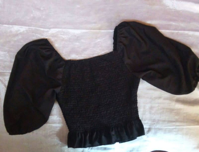 BLACK Puff Sleeves Top