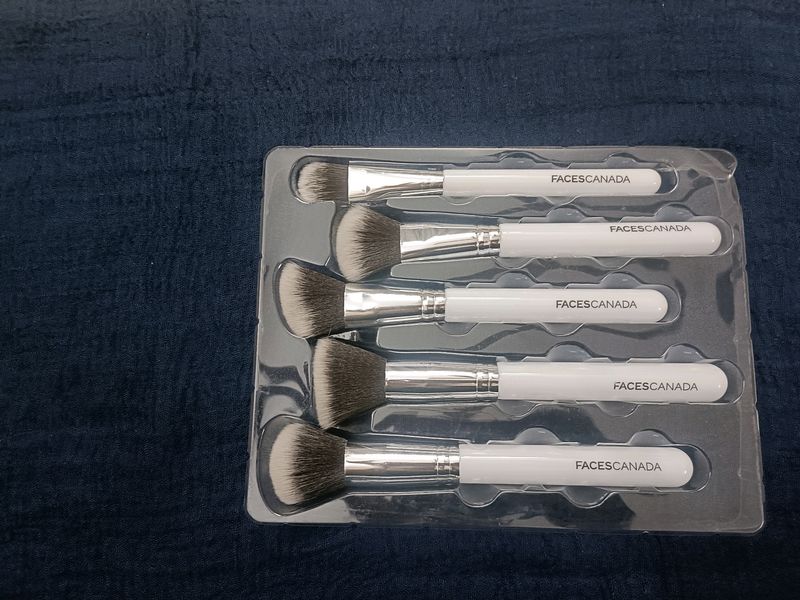 Faces Canada Brushes