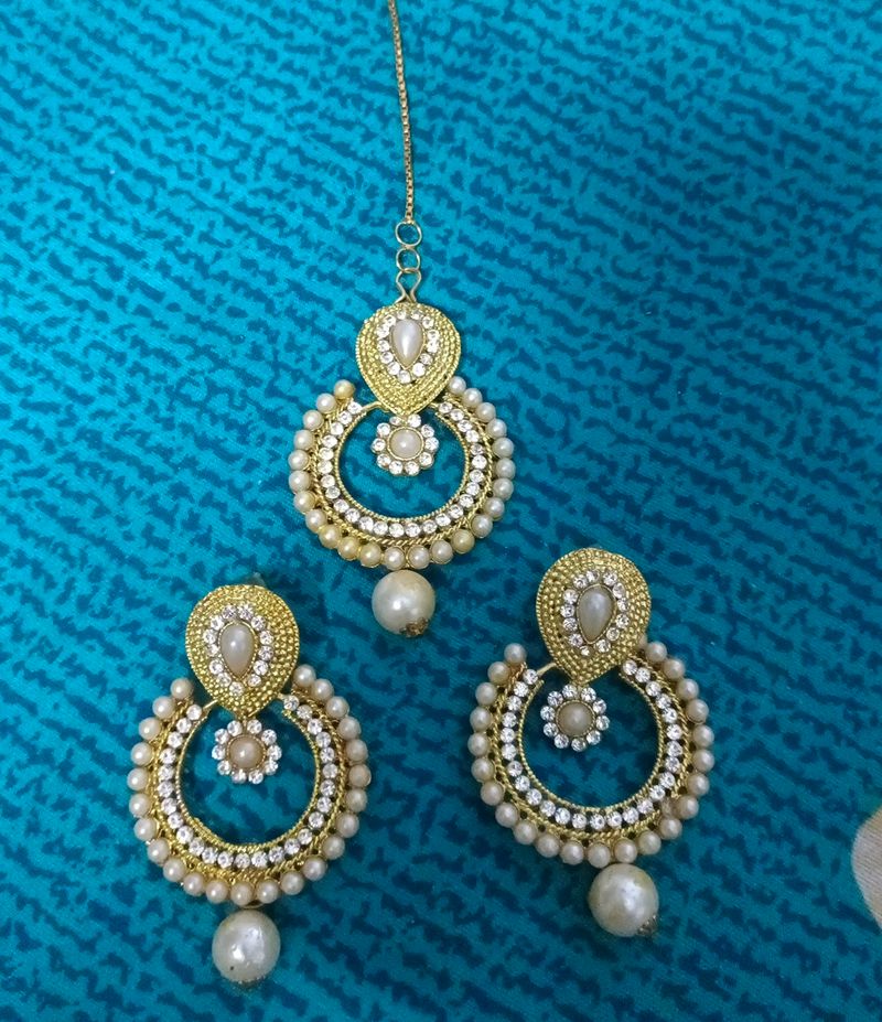 Jhumkas With Mang Tika