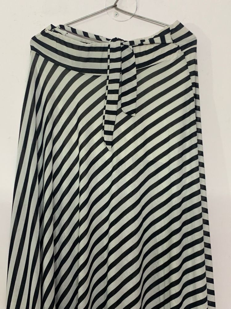 SALE!!! Black n White Skirt