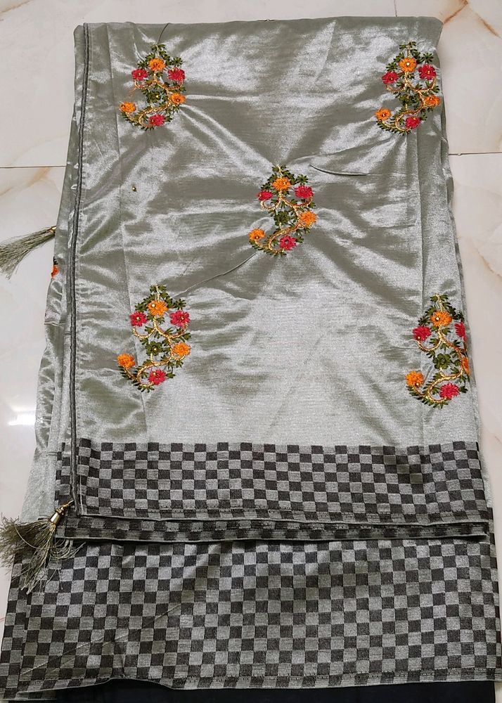 😍🌷New Beautiful Greyish Art Slik Saree😍🌷