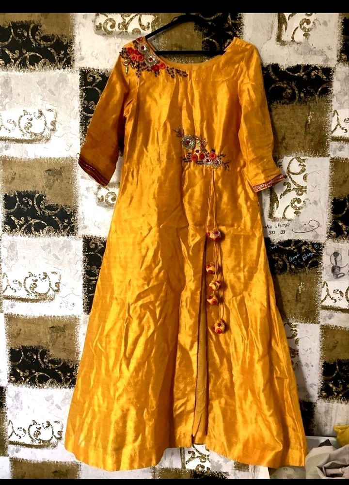 Hand embroidery silk A-line dress 💛 ✨️